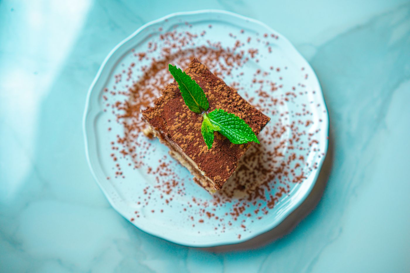 Part de tiramisu garnie de menthe fraîche